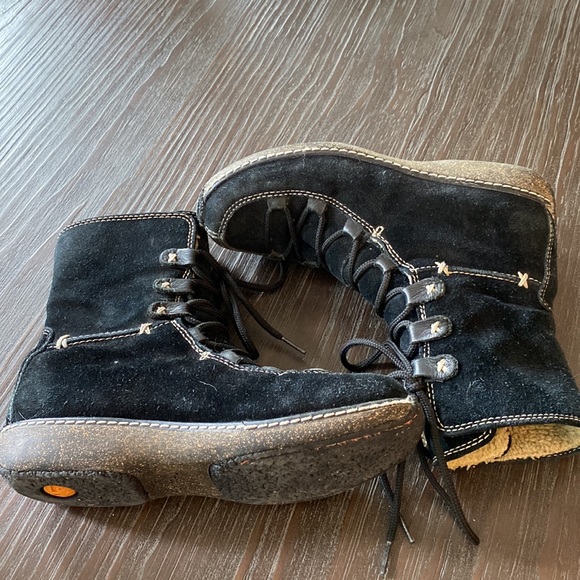 Timberland suede boots in size 6. With inner lining nice and cosy for winter. - Picture 8 of 10